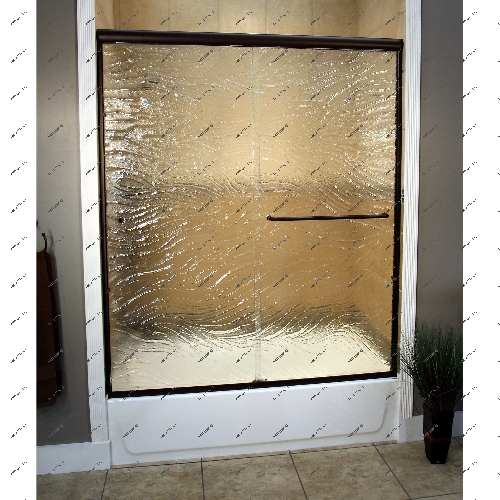 Стеклянные двери выполнены из рифленого стекла и используются в ванной комнате для организации душа