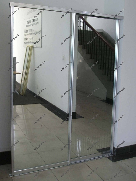 Зеркальные двери можно использовать для встроенного шкафа-купе