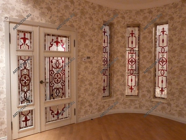 Двери с витражами Тиффани в интерере
