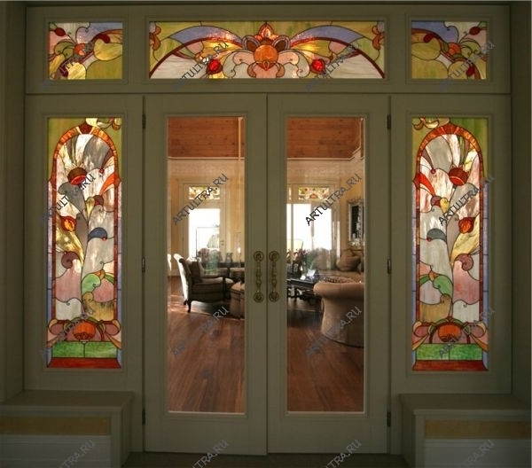 Пластиковая дверь с витражом в интерьере современного дома