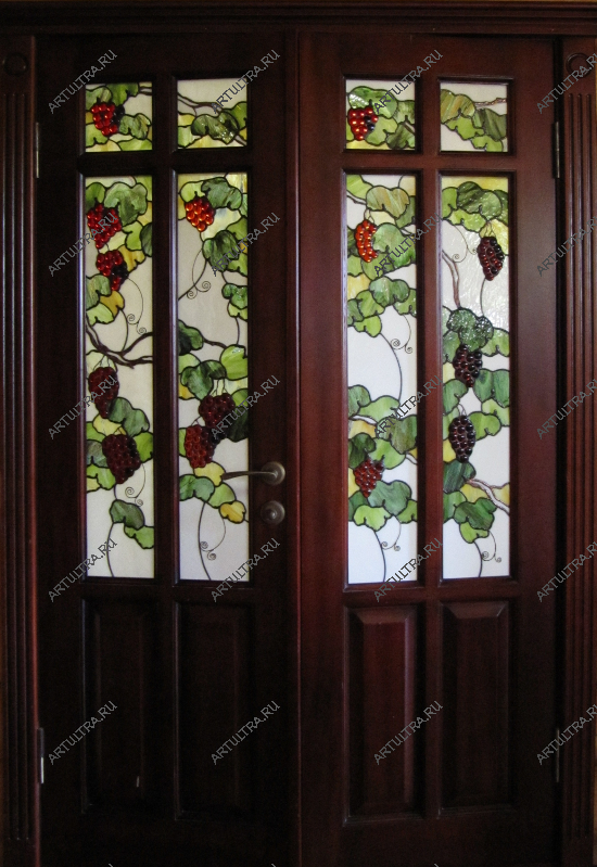 Входные двери с витражами в кафе
