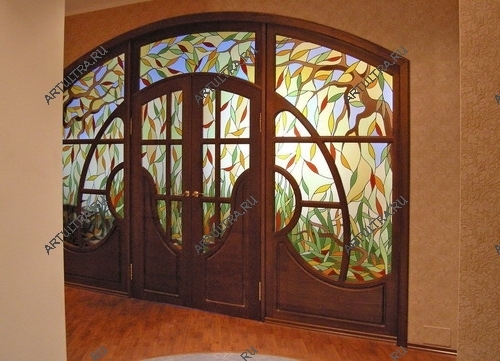 Классический витраж во входной двери