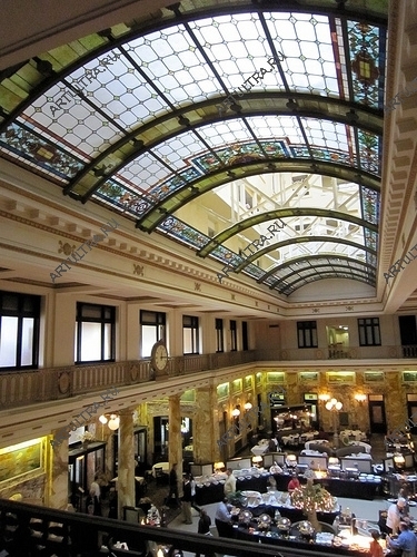 Витраж Тиффани в зале – эффектный способ подчеркнуть изысканность интерьера